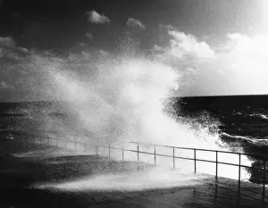 British Coastline Scenery Stampe: Breaking Waves