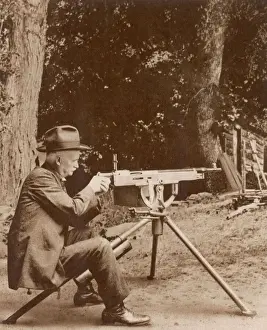 Stampe di Inventore americano John Moses Browning con una delle sue mitragliatrici di macchina Inventori E Scienziati Famosi Stampe: Mitragliatrice Browning
