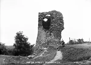 Stampe di Castello Screen, Downpatrick - una vista di un tronco abbandonato di un castello con una signora seduta a destra. (Luogo: Irlanda del Nord; Contea di Down; Downpatrick). Data: circa inizi 1900 In Basso Stampe: Castello Screen, Downpatrick