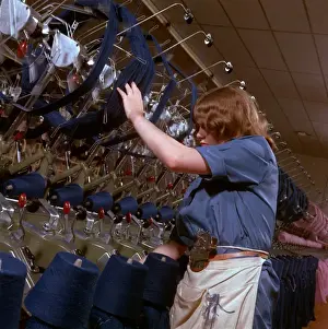 Textile Manufacturing Stampe: Checking blue woollen threads