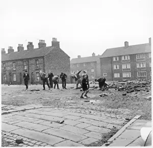 Liverpool Street Scenes Stampe: Children Throw Bricks