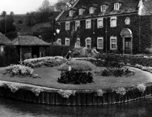 Cotswolds Village Scenes Stampe: Circular Garden