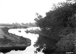Stampe di Fiume Comber - una vista di un fiume meandrico, con barche in esso. (Luogo: Irlanda del Nord; Contea Down; Comber). Data: circa primi anni 1900 In Basso Stampe: Fiume Comber