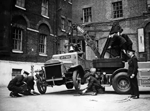London Fire Brigade Equipment Stampe: Dennis breakdown lorry, demonstrating wrong method