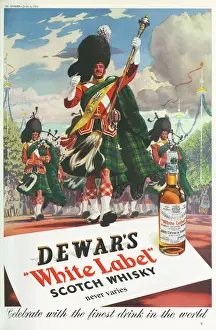 Stampe di Questa pubblicità per il whisky scozzese Dewars White Label incoraggia i telespettatori a celebrare la Coronazione con l'acquavite più fine del mondo I Royal Scots Greys Stampe: Annuncio Dewars