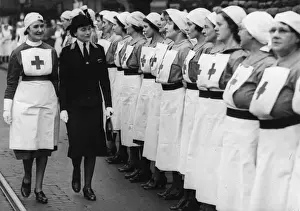 Duchess Of Gloucester Stampe: The Duchess of Gloucester inspecting nurses