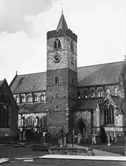 Stampe di La Cattedrale di Dunblane, Perthshire, Scozia, fondata nel 1141 da re Davide I. Riedificata nel 1240 dal vescovo Clemens. La torre è normanna precoce, il resto in stile a punta Data: XII secolo Siti Storici Stampe: Cattedrale di Dunblane