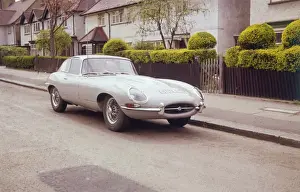 Stampe di Un'auto di tipo E Jaguar, parcheggiata su una strada londinese suburbana. Data: anni '60 Jaguar Stampe: Tipo E Jag