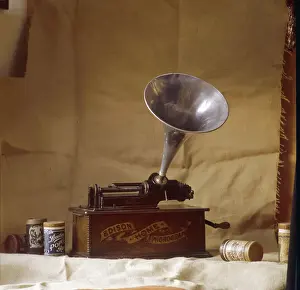 Stampe di Un antico fonografo di Edison che utilizza cilindri in cera modellato a rilievo è mostrato accanto all'ingegnere Thomas Edison Stampe: Fonografo di Edison