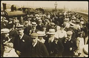 Vintage Britain Images Stampe: Excursion Crowd Station