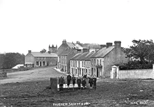 Stampe di Fairview, Saintfield - una vista di una strada accanto a un prato verde con una folla di bambini sull'erba accanto a un parapetto e gli edifici alle spalle In Basso Stampe: Fairview, Saintfield