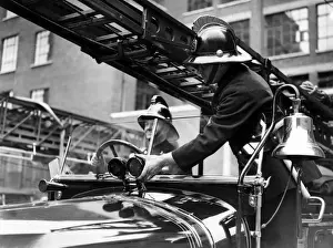 Vintage Fire Engine Stampe: Two firefighters with fire engine