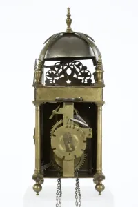 Stampe di Orologio a lanterna in rame e metallo su quattro piedi di sfera, realizzato da Robert Robinson a Lothbury, City of Londra, c.1660-1670. Data: 1660-1670 Robert Robinson Stampe: Orologio, all'indietro.