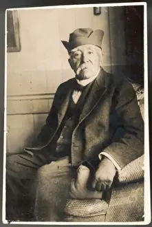 Stampe di Georges Clemenceau Primo ministro francese durante la prima guerra mondiale, noto come il Tigre. Fu fotografato in casa quando era molto malato solo due giorni prima della sua morte Generali E Leader Stampe: Giorges Clemençao