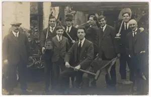 Social History Images Stampe: Group of Workmen C1910