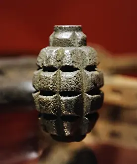 Stampe di Granata a mano utilizzata dai partigiani nazionali lettoni. Museo dell'occupazione. Riga. Lettonia Riga Stampe: Fucile a Mano
