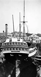 Stampe di Fotografia che mostra un punto di vista severo della fregata HMS Implacabile all'interno del bacino da riparazione di Devonport, nel 1926 Battaglia Di Trafalgar Stampe: La HMS Implacabile a Plymouth (Devonport), 1926