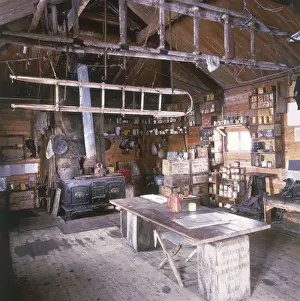 Ernest Shackleton Expedition Stampe: Inside Shackletons Hut