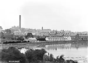 Stampe di Killyleagh - una vista panoramica del paese con il Lough in primo piano. (Luogo: Irlanda del Nord; Contea di Down; Killyleagh). Data: circa gli anni '10 In Basso Stampe: Killyleagh
