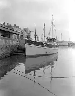 Brixham Harbour Scene Stampe: Large boat in Brixham Harbour, Devon
