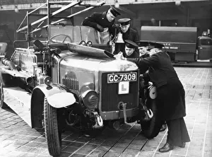 London Fire Brigade Training Stampe: LCC-LFB trainees looking at an engine