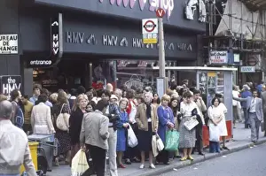 Vintage London Transport Image Stampe: London Bus Queue