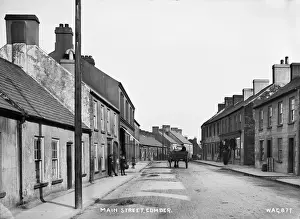 Stampe di Via principale, Comber - una scena di strada con vetrina di negozio e veicolo da cavallo nel mezzo della strada. Ci sono bambini a sinistra. (Luogo: Irlanda del Nord: Contea di Down: Comber) In Basso Stampe: Via principale, Comber