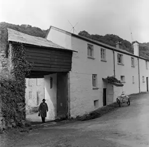 Norman Synge Photography Stampe: Milkman on his rounds, Devon