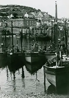 Stampe di Navi da pesca nel porto di Mousehole, Cornovaglia Data: 1929 Mousehole Stampe: Il mouse hole, Cornovaglia
