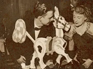Stampe di Pietro Thompson produttore della trasmissione televisiva dei bambini dell'ora di BBC e Annette Mills con il popolare personaggio del mulo muffin alla festa Nazionale del Fondo Televisivo al Televisione Stampe: Il mulo muffato