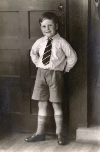 Ragazzo con abbigliamento scolastico, circa anni 20