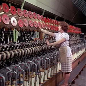 Historical Textile Industry Stampe: Operating a wool-winding machine