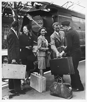 Golden Arrow Train Stampe: Passengers on Platform