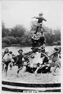 Stampe di Bambini felici che danzano intorno alla statua di Peter Pan di Sir George Frampton nel cerchio magico del giardino di Kensington, eretta il primo Maggio 1912 Giardini Di Kensington Stampe: Statua di Peter Pan