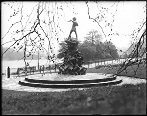 Stampe di Il monumento al Peter Pan fu eretto il 1° maggio 1912 nel giardino di Kensington e scolpito da George Frampton. Entrò a Londra lungo la Serpentina nella storia Giardini Di Kensington Stampe: Statua di Peter Pan