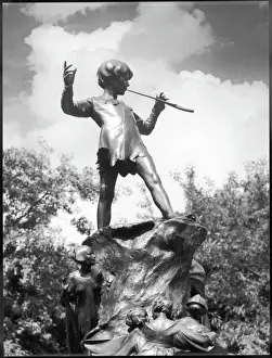 Stampe di Il monolito di Peter Pan fu eretto il 1° maggio 1912 nel giardino di Kensington e scolpito da George Frampton. Entrò a Londra lungo la serpentina nella storia Giardini Di Kensington Stampe: Statua di Peter Pan