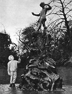 Peter Pan Statue Stampe: Peter Pan statue without his pipe