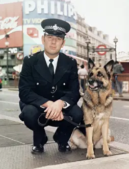 Polizia Stampe: Agente canino di polizia