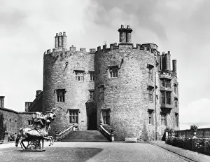 Stampe di Una vista del castello di pietra rossa Powis. Conosciuto per il suo bel giardino dell'800 secolo Castello Stampe: Castello Powis