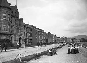 Stampe di Sulla promenade di Warrenpoint - una vista con le costruzioni alla sinistra e persone a destra, alcuni veicoli da cavallo al centro. (Posizione : Irlanda del Nord : Contea di Down : Warrenpoint) In Basso Stampe: Sulla promenada di Warrenpoint
