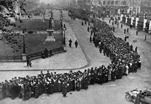 Westminster Abbey Ceremony Stampe: Queue for Tomb of the Unknown Warrior, 1920