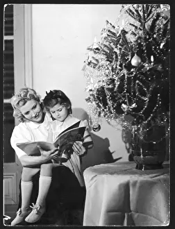 Childhood Christmas Memories Stampe: Reading under C mas Tree