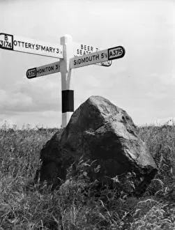 Stampe di Il Rolling Stone, a Putts Corner, Gittisham, Devon, Inghilterra. La tradizione locale dice che durante una luna piena il sasso rotola verso il fiume Sid per lavare via il sangue sacrificale Gittisham Stampe: Il Rolling Stone