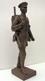 Stampe di Un calco in gesso di un Sergente dei Grenadier Guards in Ordine di Marcia. Raccolta familiare. George Edward Wade (1853-1933) George Edwards Stampe: Sergente dei Grenadier Guards in Ordine di Marcia