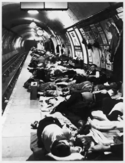 Elephant And Castle History Stampe: Sheltering on Platform