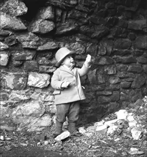 Ralph Ponsonby Watts Photographer Stampe: Small boy in front of a wall