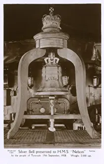 Una campana di argento solido presentata alla HMS Nelson.