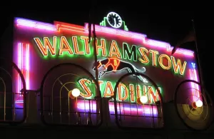 Stampe di Famoso per la sua pista di corsa con greyhound il Walthamstow Stadium è stato aperto nel 1933 Immagini Correlate Stampe: Fronteggio di neon al Walthamstow Dog Racing Stadium