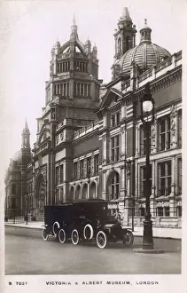 Kensington High Street History Stampe: Taxis outside Victoria & Albert Museum, Kensington, London