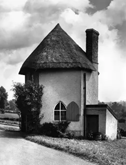 Stampe di La casa a sei facce Toll House di Llanfair Gate, Isola di Anglesey, Galles. Data: anni '50 Galles Stampe: Casa con tetto di paglia